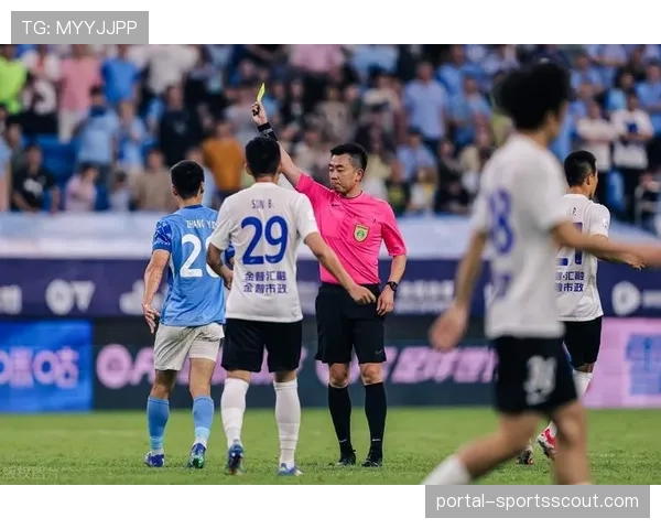 球迷无人机表演致敬退役裁判，中超赛场现温馨一幕