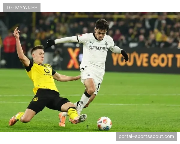 特写:门兴格拉德巴赫门将后场直接长传助攻,战术变革的缩影 特写:门兴格拉德巴赫门将后场直接长传助攻,战术变革的缩影