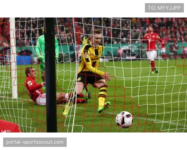 安联球场变身红色海洋，拜仁球迷赛前45分钟开始助威编排表演